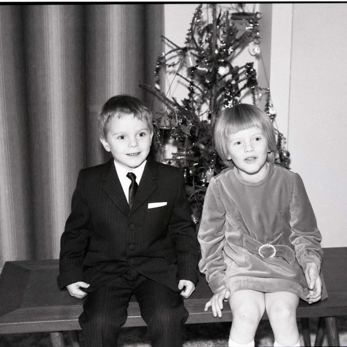 Tvíburarnir Þór og Ása Hinriksbörn falleg og prúð við jólatréð