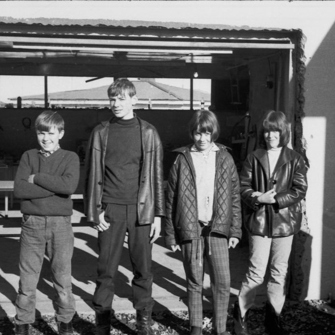 Fjórir vinir fyrir framan Fossahlíð 2.  Þetta eru þau Hermann Breiðfjörð Jóhannesson, Árni Halldórsson, Sigríður Ingibjörg Gísladóttir og Sigurjóna Ólöf Högnadóttir.