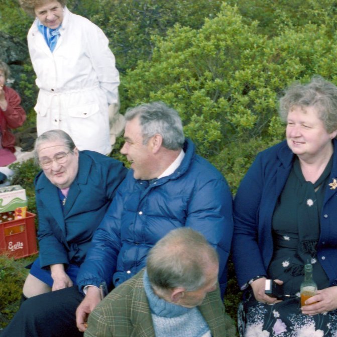 Ferðalag eldri borgara; Óskar Sæmundsson, Helga Þóra Árnadóttir, Hjálmar Gunnarsson, Guðrún Ólafsdóttir, ?, Pálína Gísladóttir, Karl Bjarni Guðmundsson og Elna Bárðarson.