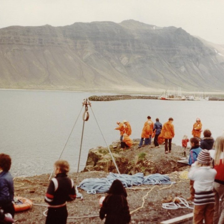 Á sjómannadag sýndi Björgunarsveitin Klakkur búnað sinn og hvernig þau standa að björgun í klettum við sjóinn.