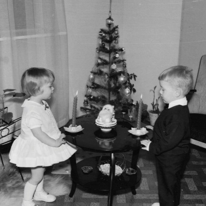 Lítil systkini við jólakertin sín, Helga Grímsdóttir og Ómar Örn Grímsson