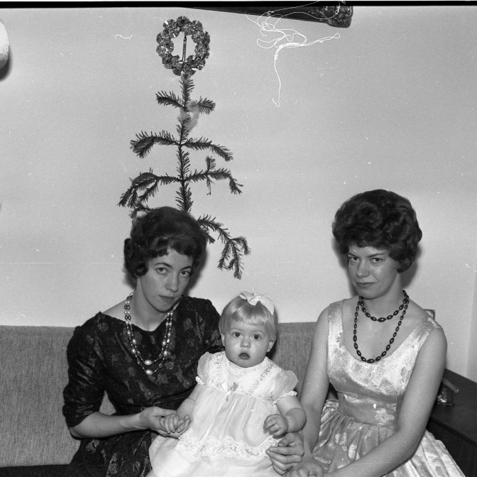 Systurnar Kristín og Selma Friðfinnsdætur með Kristínu Önnu allar jólafínar og tilbúnar í jólin.