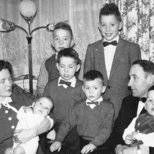 Ingibjörg Kristjánsdóttir og Guðmundur Runólfsson með strákana sína, Kristján, Runólfur, Páll, Ingi, Guðmundur Smári og Svanur, árið 1959.