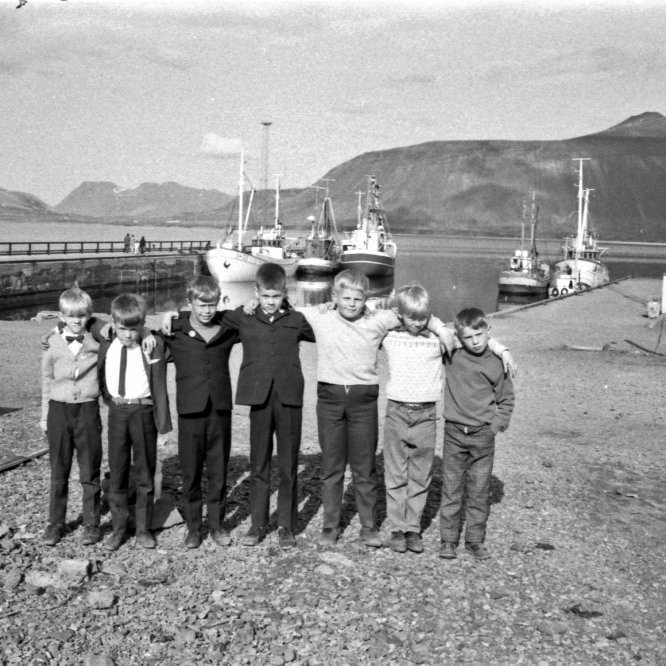 Nokkrir vinir saman niðri við höfn. Þetta eru þeir Sigmundur Magnús Elíasson, Guðjón Gíslason, Sigurþór Þórólfsson, Emil Emilsson, Hallgrímur Árnason, Ólafur Jón Guðmundsson og Bárður Rafnsson?