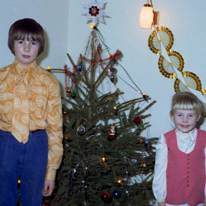 Systkini við jólatré, Sævar Pálsson og Kristín Hrönn Pálsdóttir.