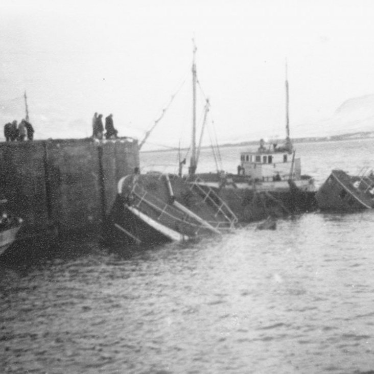 Þann 16. nóvember 1953 fórst síldveiðiskipið Edda frá Hafnarfirði á Grundarfirði í ofsaveðri sem þá gekk yfir landið.  Af 17 manna áhöfn skipsins fórust 9 sjómenn og voru þeir nær allir Hafnfirðingar og flestir fjölskyldumenn. Átta skipverjar lifðu af þetta hörmulega sjóslys. Yngsti skipverjinn af Eddunni var aðeins 16 ára gamall þegar slysið varð og var einn þeirra sem komust af. Hann lést í febrúar 2020 þannig að nú eru allir sjómennirnir látnir sem lifðu af þessa miklu þrekraun. Yngstur skipverjanna sem fórust var þá nýlega orðinn 17 ára gamall. Hann hét Sigurjón Benediktsson, systir hans og fjölskylda hennar bjuggu í Grundarfirði. 
Tryggvi Gunnarsson sem býr nú hér í Grundarfirði var 17 ára gamall þegar hann tók þátt í björgun skipbrotsmannanna af Eddunni. Hér er vitnað í frásögn Ágústs Stefánssonar, yngsta skipverjans: 
