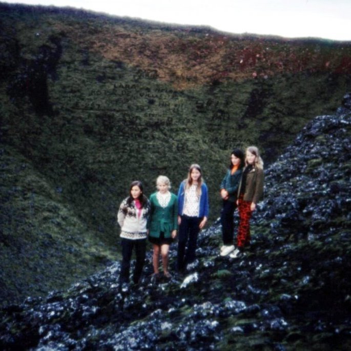 Stúlkur frá Grundarfirði á ferðalagi ínní hrauni. Sigríður Gísladóttir, Halldóra Karlsdóttir, ?, Helga Gróa Sigurðardóttir og Ásrún Jónsdóttir.