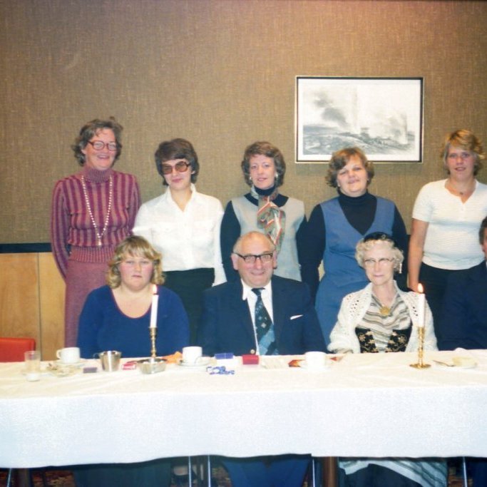 Matsalur Hraðfrystihúss Grundarfjarðar – Kaupfélag Grundfirðinga;
Efri röð, frá vinstri: Jóhanna D. Magnúsdóttir, Árdís Sveinsdóttir, Helga Elísabet Árnadóttir, Jóhanna Gústavsdóttir, Aldís Höskuldsdóttir og Sigrún Kristinsdóttir. 
Neðri röð, frá vinstri: Kristín Kristjánsdóttir, hjónin Þorkell J. Sigurðsson kaupfélagsstjóri og Kristín Guðríður Kristjánsdóttir, Þórólfur Beck Guðjónsson.      
Árið er 1977.