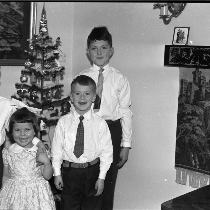 Systkinin á Grundargötu 26 börn Mundu og Jóns þau Hermann, Hjördís Fríða, Ingi Hans og Hafsteinn svo prúð og falleg við jólatréð