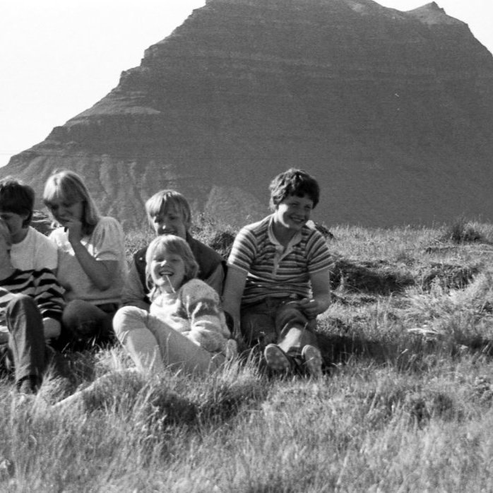 Kátir krakkar í sól og sumaryl með Kirkjufellið í baksýn. Þekkja má Friðrik Rúnar Friðriksson, Jón Örn Þórðarson, Frank Russel og Garðar Svansson.