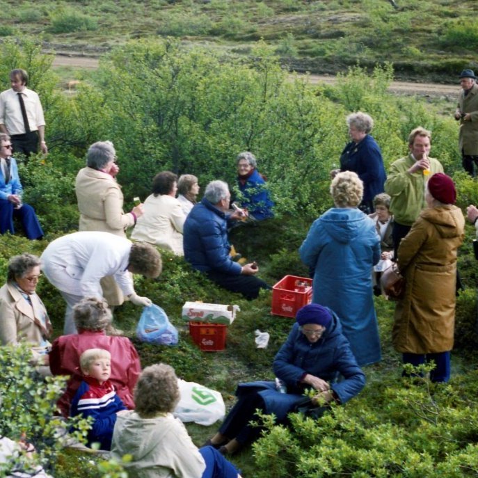 Ferðalag eldri borgara í Húsafell, nestistími tekinn úti í náttúrunni.