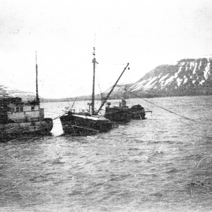 Vélskipið Edda GK-25 frá Hafnarfirði var 184 smálestir að stærð, smíðuð í skipasmíðastöðinni Dröfn í Hafnarfirði árið 1944. Hún var þá stærsta skipið sem smíðað hafði verið hér innanlands. Skipið fórst í aftakaveðri á Grundarfirði 16. nóvember 1953. Af 17 manna áhöfn Eddunnar fórust níu skipverjar. Myndin sýnir þegar Eddan er komin upp á yfirborðið og sýnist nokkuð heilleg. Björgunartilraunir voru gerðar til að ná skipinu upp af hafsbotni og tókust þær að lokum. Skipið fór í klössun og var gert haffært á ný. Það var lengi síldveiðiskip eftir þetta og hét þá Sigurkarfi. Myndin sýnir þegar Eddan er komin upp á yfirborð sjávar.