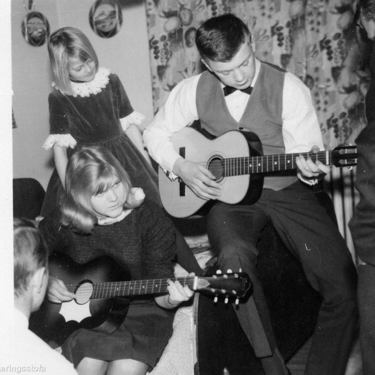 Fjölskyldufjör. Halldóra Elbergsdóttir, Ásdís Hinriksdóttir og Ragnar Elbergsson.