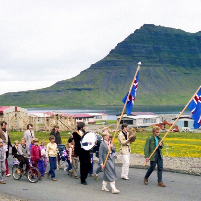 Skrúðganga 17. júní - gengið inn eftir Grundagötu á móts við Jeratún. Fánaberar eru Anna María Reynisdóttir og Geirmundur Vilhjálmsson. Í göngunni má þekkja bræðurna Þórð og Birgi Guðmundssyni, Hildi Mósesdóttur, Þorvarð Má Sigurðsson, Hafstein Jónsson og Helgu Þóru Árnadóttur.