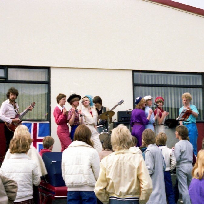 Skemmtiatriði fyrir framan hreppsskrifstofuna. Í dag er þar ÁTVR og Kjörbúðin. Birgir Guðmundsson, Bergþóra Sigurðardóttir, Ásthildur Kristjánsdóttir,  Anna María Reynisdóttir, Þórður Guðmundsson, Guðný Lóa Oddsdóttir, Sigrún Þórólfsdóttir, Valdís Kjartansdóttir og Hannes Vilhjálmsson.
