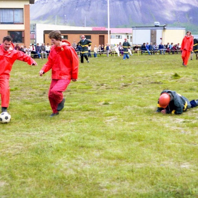 Fótboltaleikur þar sem keppnisliðin eru Slökkvilið Grundarfjarðar og fiskvinnslan. Dómari Ási Clausen í Ásakaffi. Fótboltavöllurinn var 