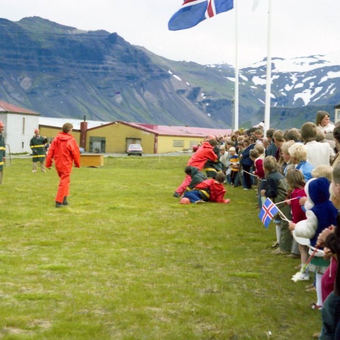 Fótbolti: slökkviliðið og fiskvinnslan takast á. Hörku leikur.  Ási Clausen og Friðgeir Hjaltalín.