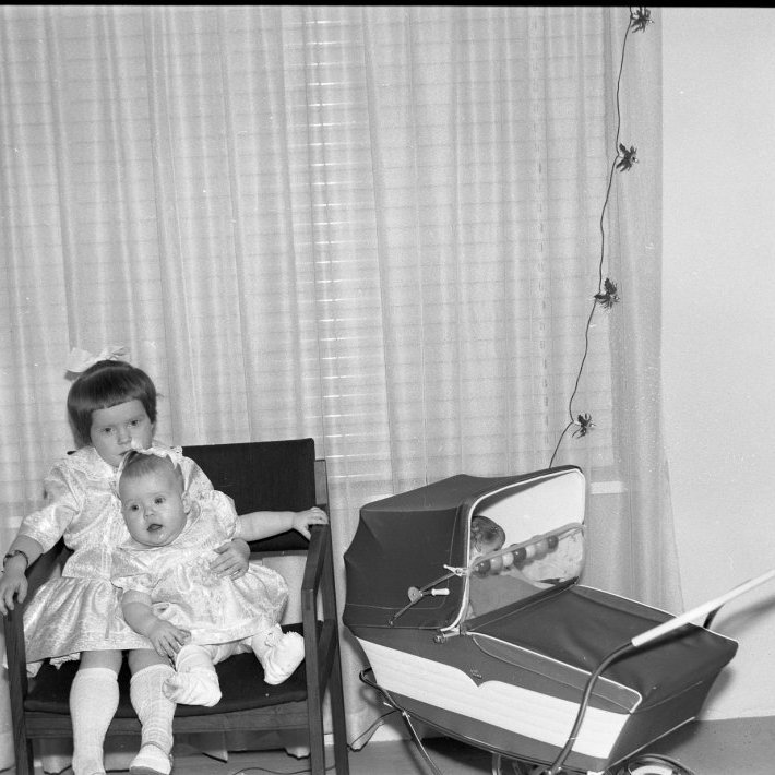 Systurnar á Grundargötu 20 dætur Elsu og Alla þær Olga Sædís og Anna Jonny í fallegu silfur jólakjólunum sínum sem mamma þeirra saumaði.