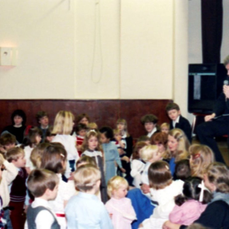 Jólatréskemmtun í samkomuhúsinu, séra Jón Þorsteinsson segir fallega jólasögu.