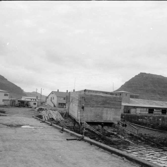 Steypt ker til nota við hafnargerð