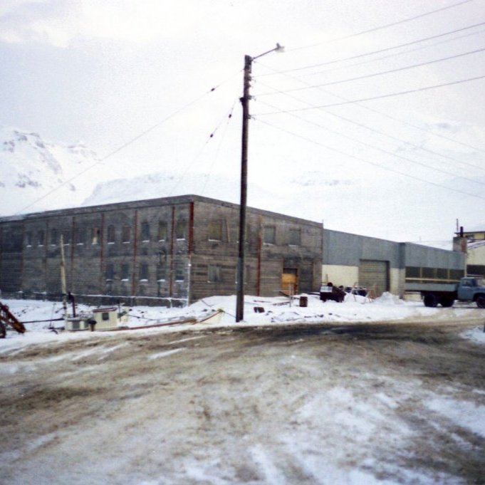 Grundarfjörður árið 1974. Gatnamót Nesvegar og Borgarbrautar.