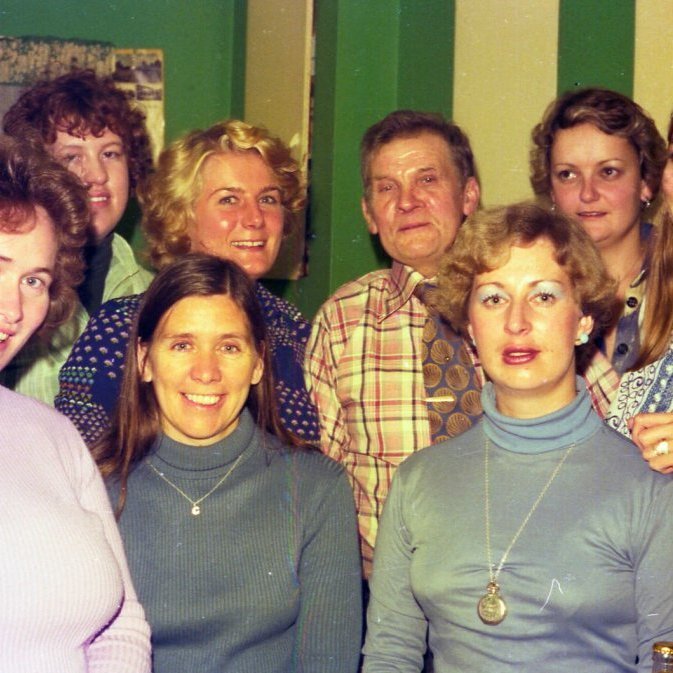 1976. Ástralskar stúlkur komu til að vinna í Hraðfrystihúsi Grundarfjarðar. Fjórar í aftari röðinni eignuðust menn hér í Grundarfirði. Maðurinn á milli þeirra er Pétur kokkur.