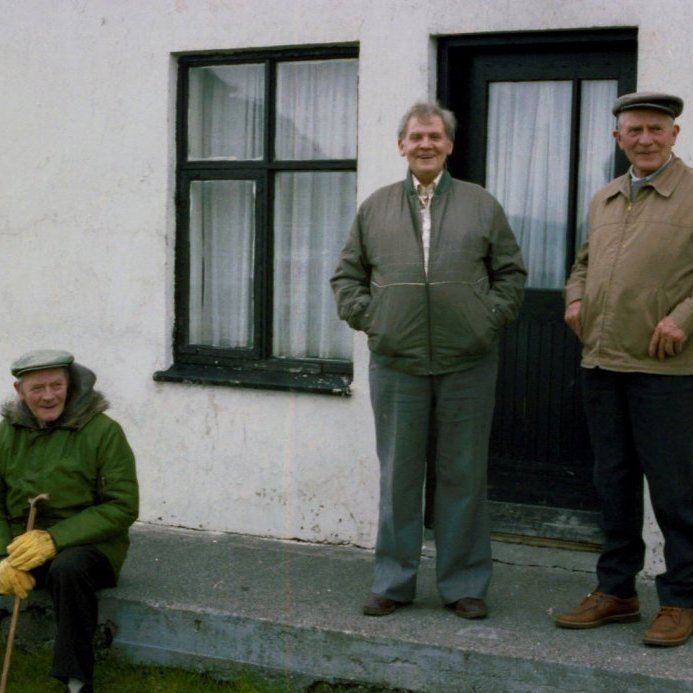 Grundargata 44 (Sigurhæðir og Jeratún), þar sem nú er lóð og húsnæði Fjölbrautaskóla Snæfellinga. Félagar spjalla saman úti á stétt: Jens Kjartansson (Jens á Þórdísarstöðum), Pétur Jónsson (Pétur kokkur) og  Jeremías Kjartansson (Jeri).
