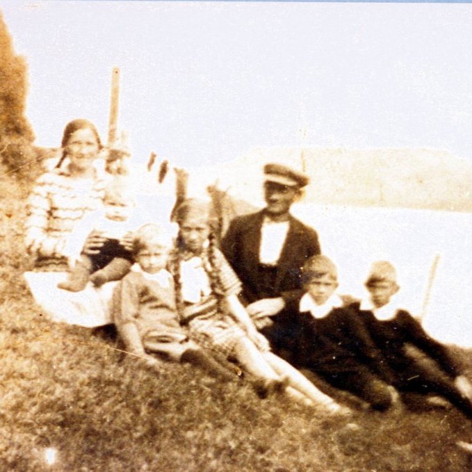 Fjölskyldan frá Búðum, Grundarfirði - myndin  er tekin í júlí árið 1932 en Cecil fórst með línuveiðaranum Papey, árið 1933.