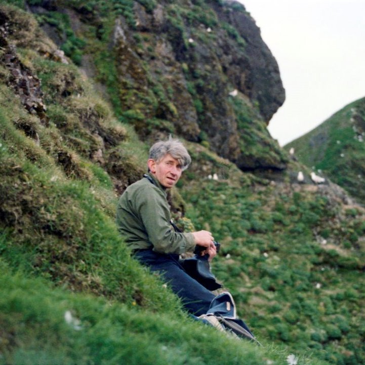 Hann Bæring var ekki lofthræddur, heldur þvert á móti og kleif hann oft fjöll - frá unga aldri fram á gamals aldur. Bæring var fæddur og uppalinn á Búðum undir Kirkjufelli og fór hann nokkur hundruð ferðir upp á Kirkjufell um sína ævidaga.