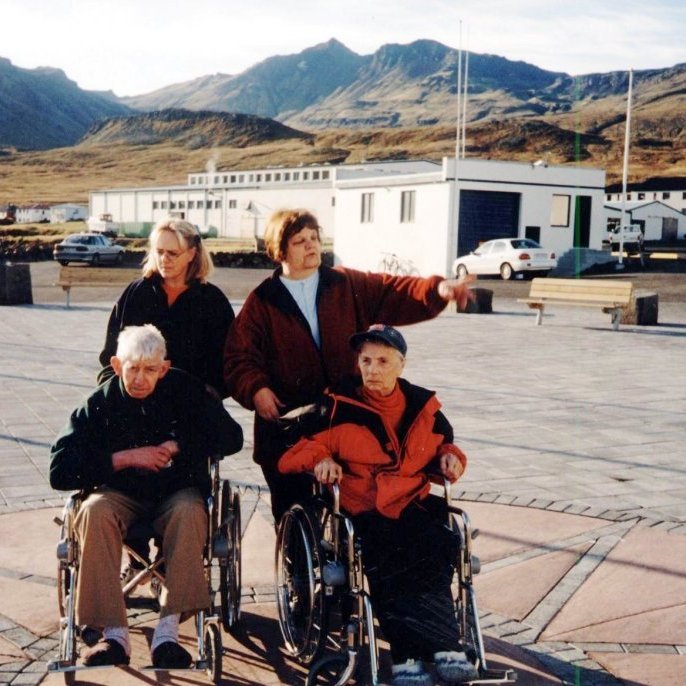 Bæring kominn við aldur og þarna á ferðinni með öðrum íbúa dvalarheimilisins Fellaskjóls hér í Grundarfirði þar sem hann átti heima síðustu árin sín. Þarna eru þau á ferðinni með Sesselíu Arthúrsdóttur og forstöðukonunni Jóhönnu Gústafsdóttur. Bæring tók fleiri hundruð myndir frá hafnarsvæðinu alveg frá þeim tíma sem þorpið byrjaði að myndast, einmitt á þessum stað og eru því til ómetanlegar heimildir um fæðingu þorps fram til þess að það verður þéttvaxinn bær.