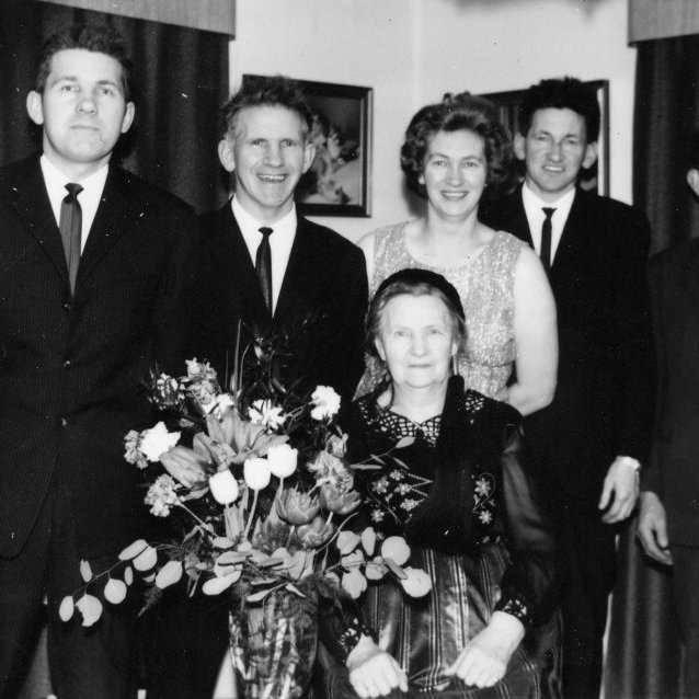 70 ára afmæli Kristínar Runólfsdóttur, Kristín ásamt börnum sínum: frá vinstri Páll, Soffanías, Kristín, Guðbjartur og Bæring.