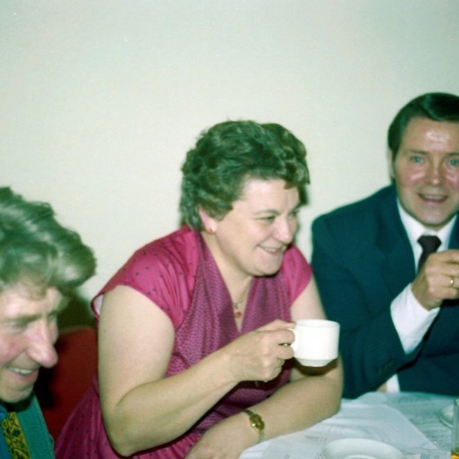 Bæring í kaffi með vinum sínum, þeim Guðmundu Hjartardóttur og Jóni Hanssyni.