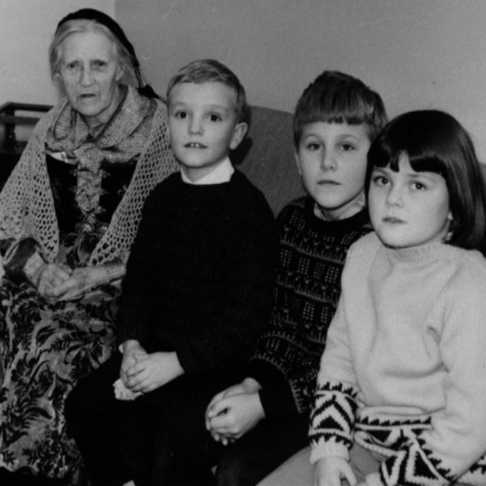 Hér sitja þau saman, frá hægri, frændsystkinin Hjördís Fríða Jónsdóttir og Hans Guðni Friðjónsson, þá Sigurbjörn Magnússon og lengst til vinstri, Kristlaug Einarsdóttir.