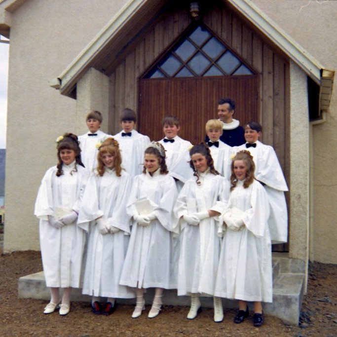 Fermingarárgangurinn árið 1971. Aftari röð, Hans Guðni Friðjónsson, Guðmundur Smári Guðmundsson, Kristberg Jónsson, Björn Þórðarson og Halldór Páll Halldórsson. Fremri röð Margrét Hjálmarsdóttir, Kristín Guðríður Jóhannsdóttir, Bára Bryndís Vilhjálmsdóttir, Guðrún Gísladóttir og Bryndís Gyða Ström.