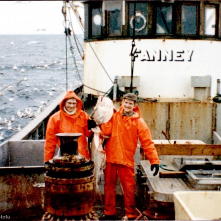 Um borð í Fanneyju SH eru þeir skipsfélagar Hallgrímur Magnússon og Sigmundur Elíasson með stórþorsk á milli sín.