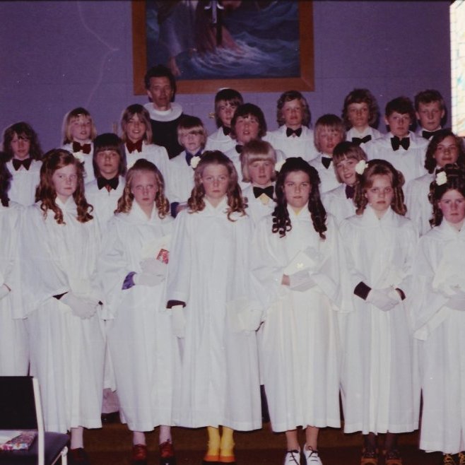Fermingarárgangurinn árið 1973. Í aftari röðum eru þeir Trausti Björgvinsson, Ólafur Jón Guðmundsson, Emil Emilsson, Viktor Ívar Ström, Sigmundur Magnús Elíasson, Sævar Pálsson, Kristbjörn Rafnsson, Hinrik Hringsson, Sigurþór Þórólfsson, Lárus Þorvarðarson, Svanur Guðmundsson, Sigurbjörn Magnússon, Jón Sigurðsson, Óskar Arnórsson og Jens Kristján Jensson. Í fremri röðinni eru þær Steinunn Hrund Jóhannsdóttir, Jóna Björk Ragnarsdóttir, Jóhanna Guðmundsdóttir, Hafdís Gísladóttir, Hjördís Fríða Jónsdóttir, Harpa Karlsdóttir og Vilborg Jónsdóttir.