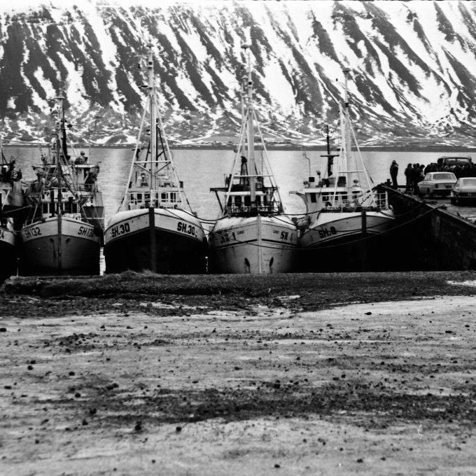 Grundarfjarðarhöfn. Bátarnir liggja þétt saman, líklega í verkfalli í febrúar árið 1977. Á myndinni má sjá togarann Runólf SH-135, utan á Runólfi er Fagurey SH-71 og utan á Fagurey er Haukaberg SH-20. Fremst á myndinni eru síðan bátarnir Haraldur SH-123, Grundfirðingur ll SH-124, Gustur SH-132, Farsæll SH-30, Lundi SH-1, Gnýfari SH-8 og Grundfirðingur SH-12.