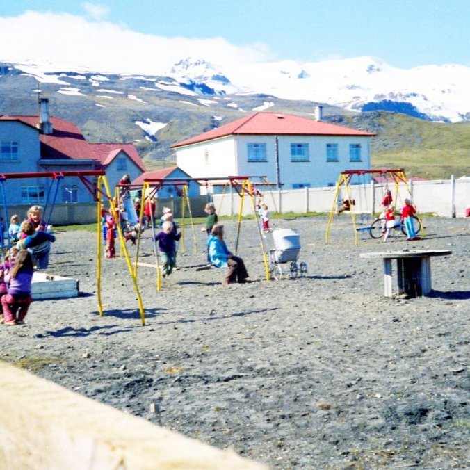Þríhyrningurinn – Róló. Þríhyrningurinn hefur gengið í gegnum nokkrar breytingar síðastliðna áratugi.                                      Nú eru framkvæmdir í gangi við að útbúa skemmtilegt fjölskyldu- og útivistarsvæði þar.