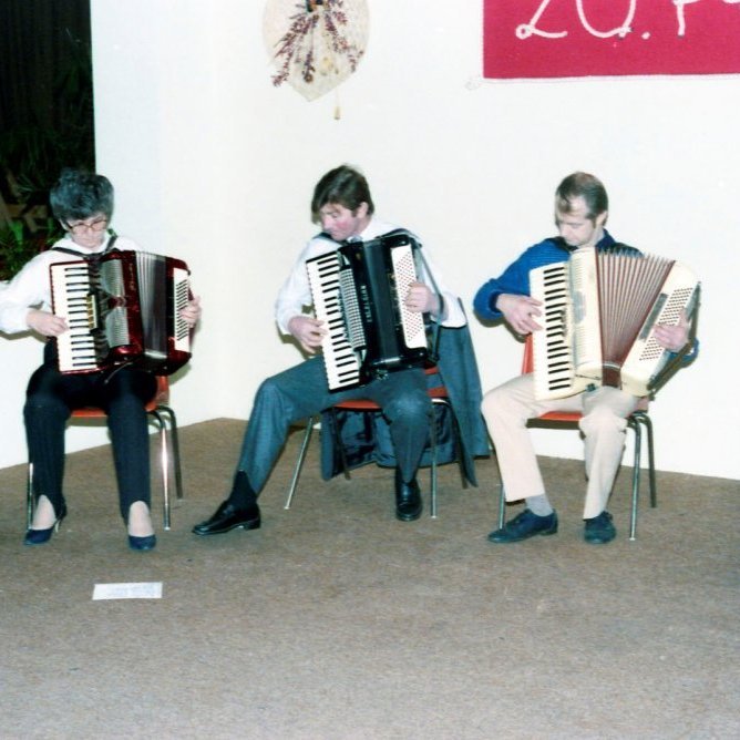 20. þorrablót Hjónaklúbbs Eyrarsveitar. Harmonikkuleik fylgir alltaf góð stemming.                                                                             Árið er 1985.  Aðalsteinn Friðfinnsson, Guðlaug Guðmundsdóttir, Tryggvi Gunnarsson, Níels Friðfinnsson og Karl Friðleifsson (Kalli Færeyingur).
