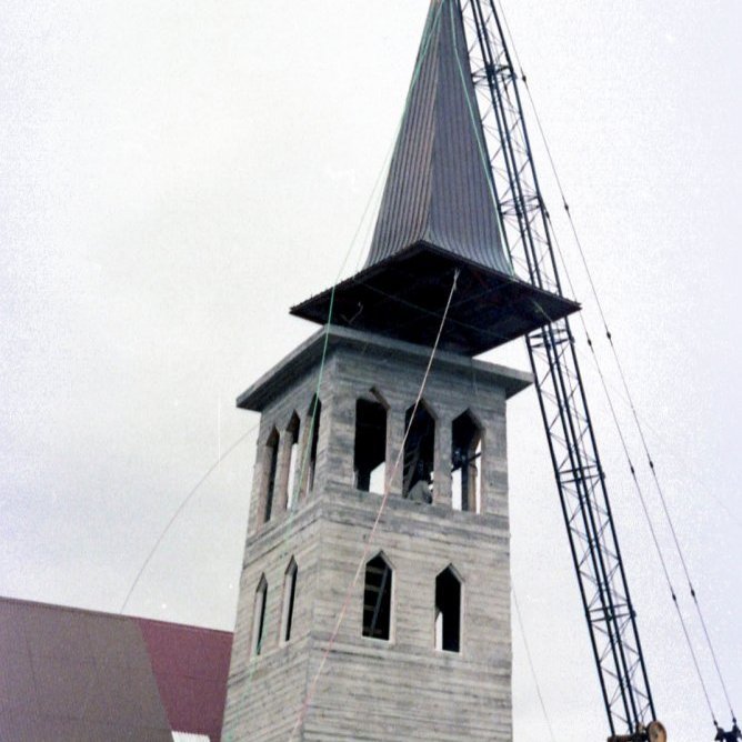 Grundarfjarðarkirkja, turninn settur á.  Í nokkur ár var kirkjan okkar án turns.