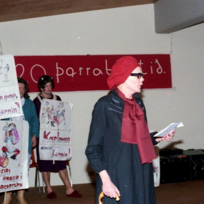 Þorrablótið 1985, skemmtinefndin að störfum og jafnréttismálin tekin föstum tökum. Hjördís Bjarnadóttir, Páll Guðmundsson, Jón Hansson og ?