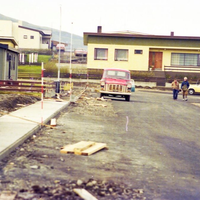 Á mótum Hrannarstígs og Fossahlíðar; gatnaframkvæmdir í gangi.