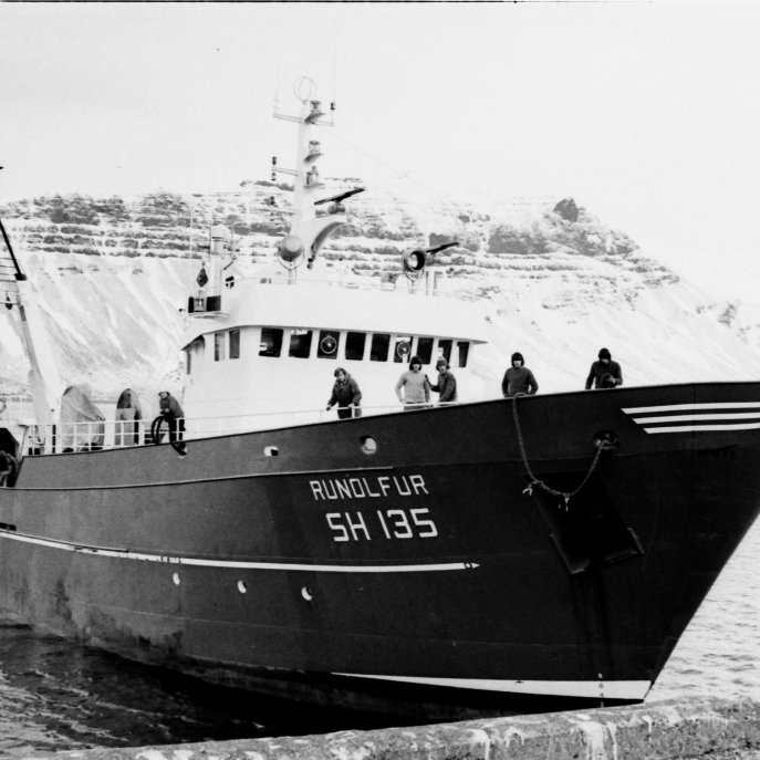 Togarinn Runólfur SH-135 kemur inn til löndunar.