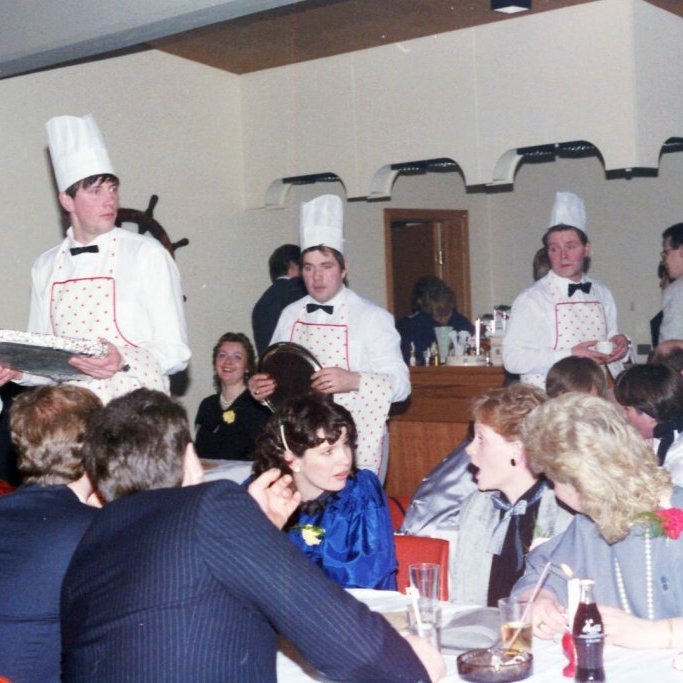 Þorrablót 1985, matarnefndin að störfum.                                                                                                                                                                     Benidikt Viggó Högnason, Páll Guðmundsson, Jón Hansson og þorrablótsgestir.