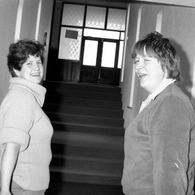 Ásdís Garðarsdóttir og Þórunn Kristinsdóttir að störfum í Grunnskóla Grundarfjarðar.