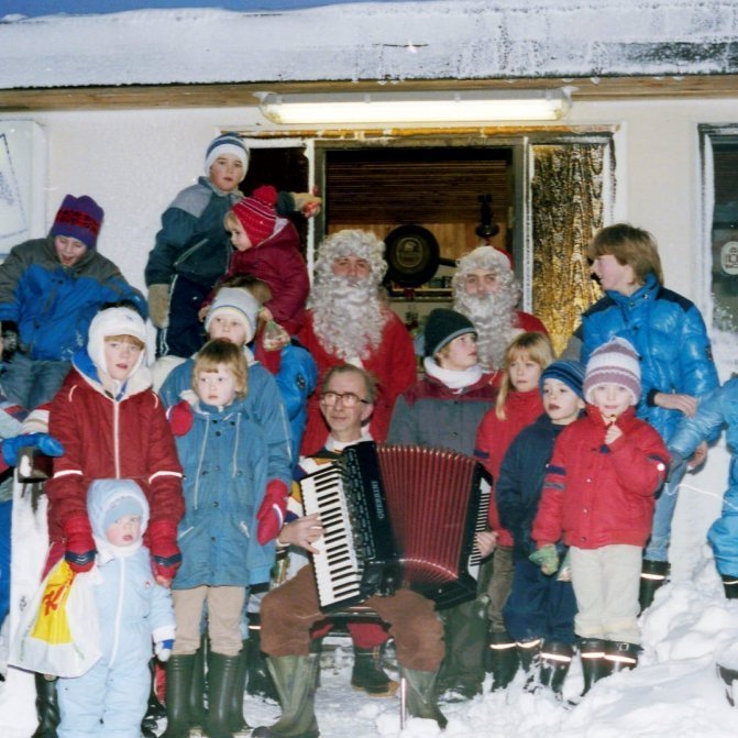Aðventu og jólastemming við Ásakaffi, Kalli færeyingur spilar þarna á harmonikku, tveir jólasveinar og börn í plássinu á jólaróli árið 1985