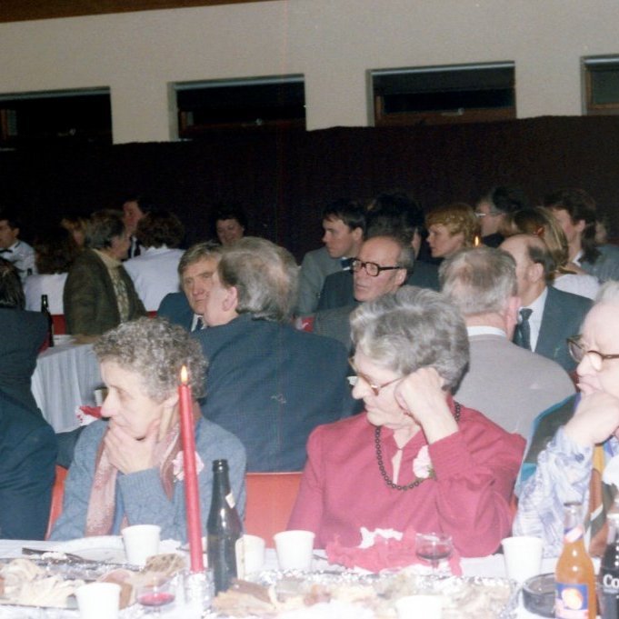 Þorrablót 1985, þorrablótsgestir. Guðmundur Guðmundsson, María Elíasdóttir, Sigurlína Guðmundsdóttir, Bergþóra Sigurðardóttir, Cecilía Kristjánsdóttir, Jeremías Kjartansson, Pétur Jónsson, Sigurður Helgason, Pétur Konráðsson, Runólfur Þorkelsson, Kristján Kristjánsson, Guðmundur Runólfsson, Valdimar Jóhannsson, Óskar Sæmundsson, Jón Hansson, Guðmunda Hjartardóttir, Ingi Þór Guðmundsson, Hjördís Bjarnadóttir.