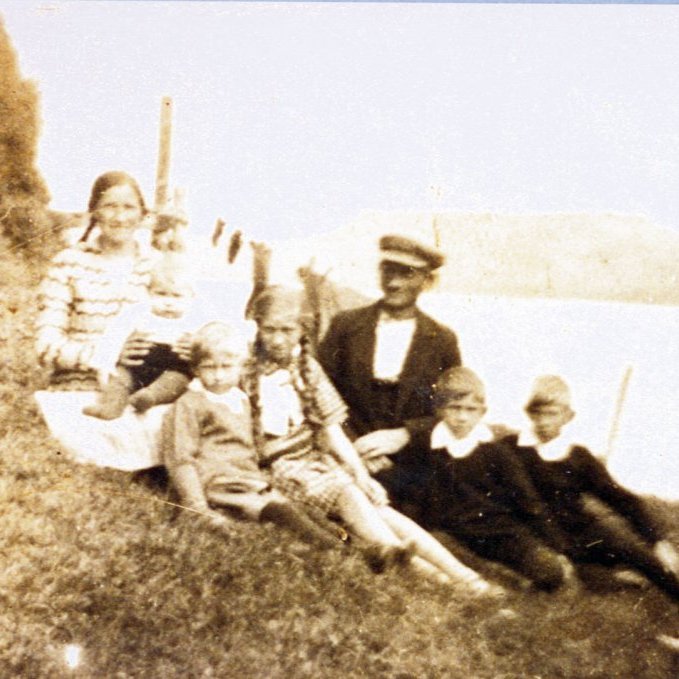 Fjölskyldan frá Búðum, Eyrarsveit. Myndin  er tekin í júlí árið 1932.                                                                                                                             Kristín Runólfsdóttir (34 ára), Páll Cecilsson (6 mánaða), Guðbjartur Cecilsson (5 ára), Kristín Cecilsdóttir (12 ára), Cecil Sigurbjörnsson (35 ára), Soffanías Cecilsson (9 ára), Bæring Cecilsson (10 ára).