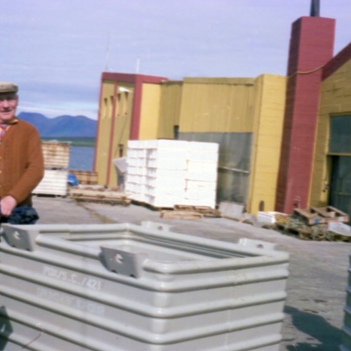 Félagar og nágrannar á Grundargötunni, í vinnu fyrir utan Grund – Fiskverkun SC. Guðjón Elísson frá Skallabúðum, sem bjó á Grundargötu 28, og Elberg Guðmundsson, sem bjó á Grundargötu 23.