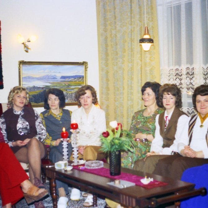 Saumaklúbburinn Hjartanían. Hulda Vilmundardóttir, Jóhanna Sigurrós Árnadóttir, Ragnheiður Benidiktsdóttir, Aðalheiður Magnúsdóttir, Gróa H. Guðjónsdóttir, Kristín Friðfinnsdóttir, Guðmunda Hjartardóttir og Björk Guðlaugsdóttir.